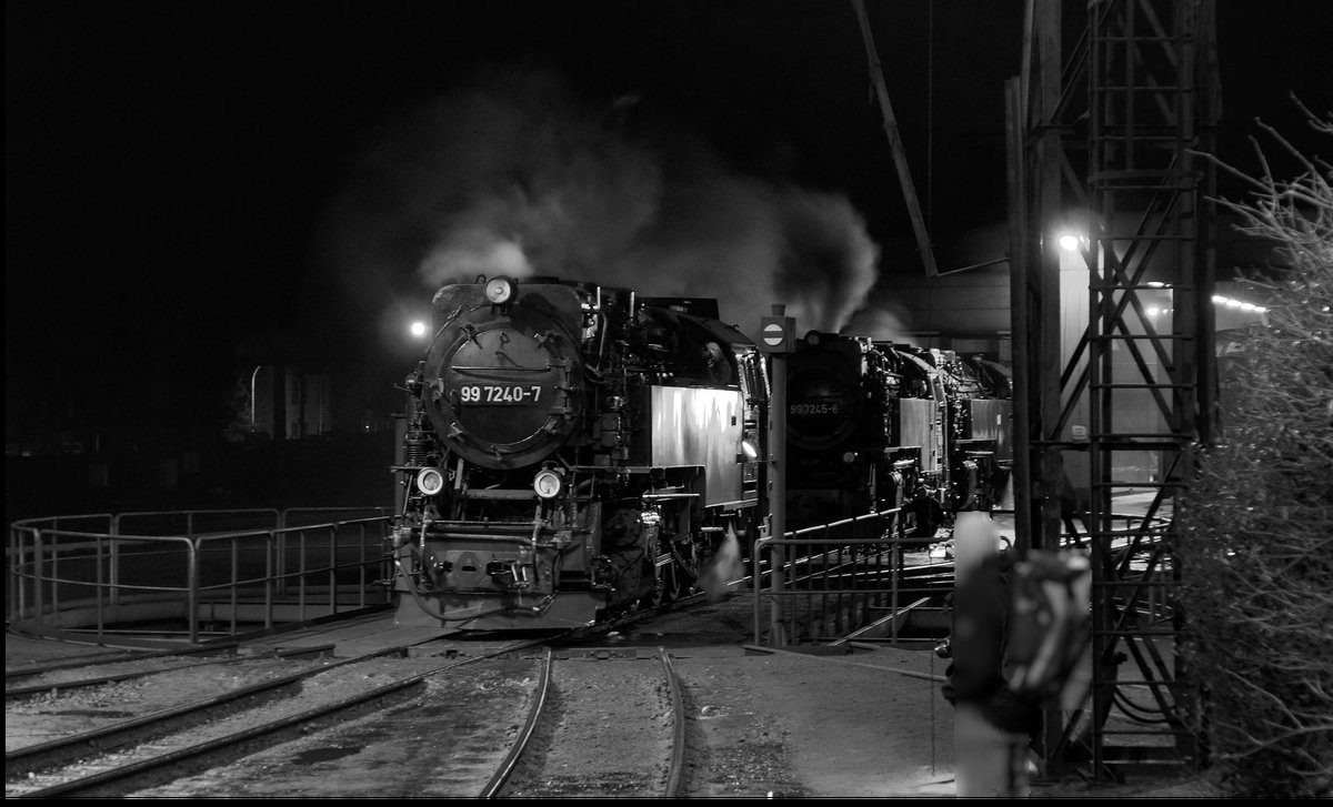 99 7240-7, 99 7245-6 und eine weitere Neubaudampflok schnaufen im BW Wernigerode leise vor sich hin.

Wernigerode, 22. Dezember 2015