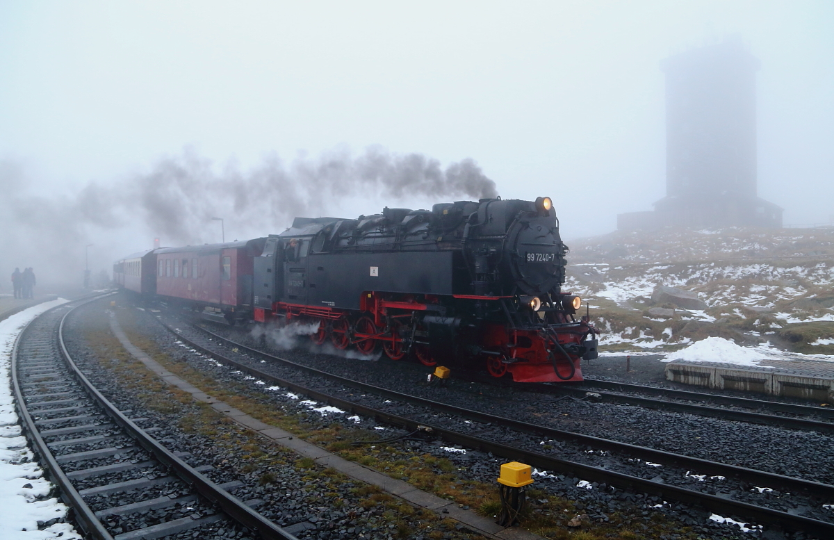 99 7240 mit P 8937 am 16.10.2015 bei der Einfahrt in den Bahnhof Brocken.