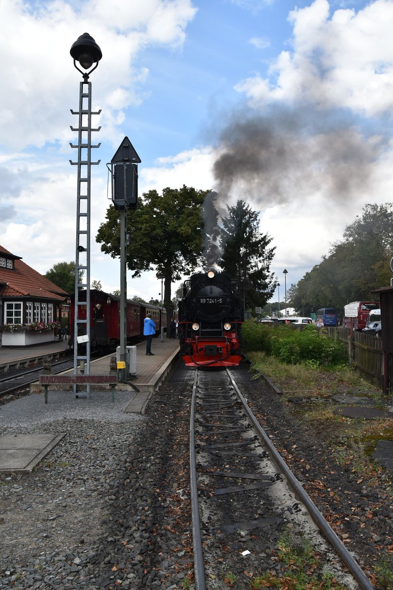 99 7241-5 steht im Bahnhof Westerntor in Wernigerode!
Das Bild machte ich vom Bahnübergang zum Bahnhof.
Samstag den 16.9.2017