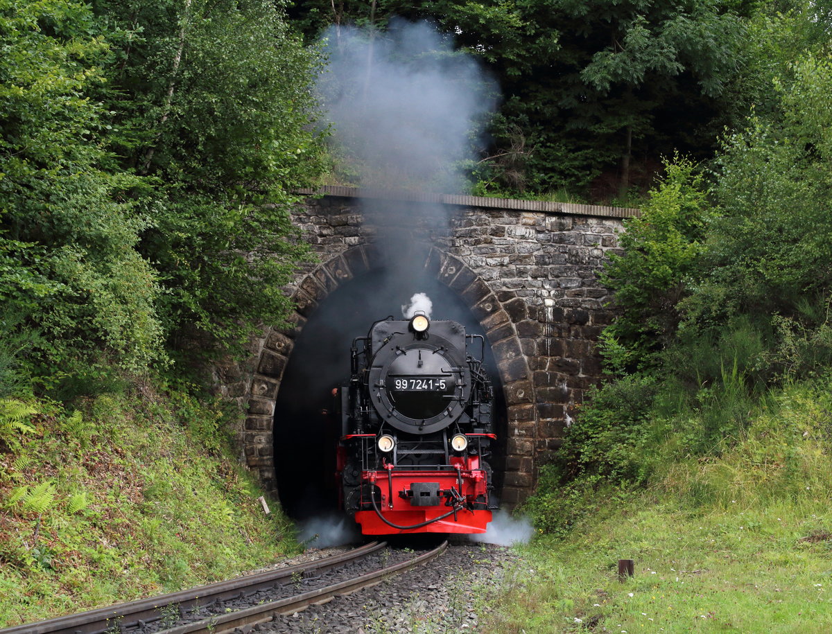 99 7241 durchfährt mit dem P8933 (Wernigerode - Brocken) den Thumkhulentunnel.

Thumkhulentunnel, 13. August 2017