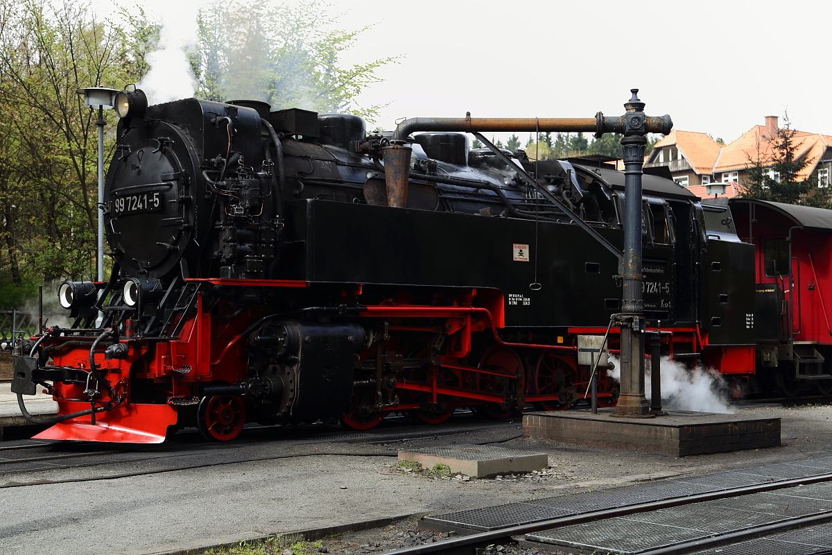 99 7241 mit Brockenzug am Nachmittag des 15.04.2014 beim Wasserfassen im Bahnhof Drei Annen Hohne.