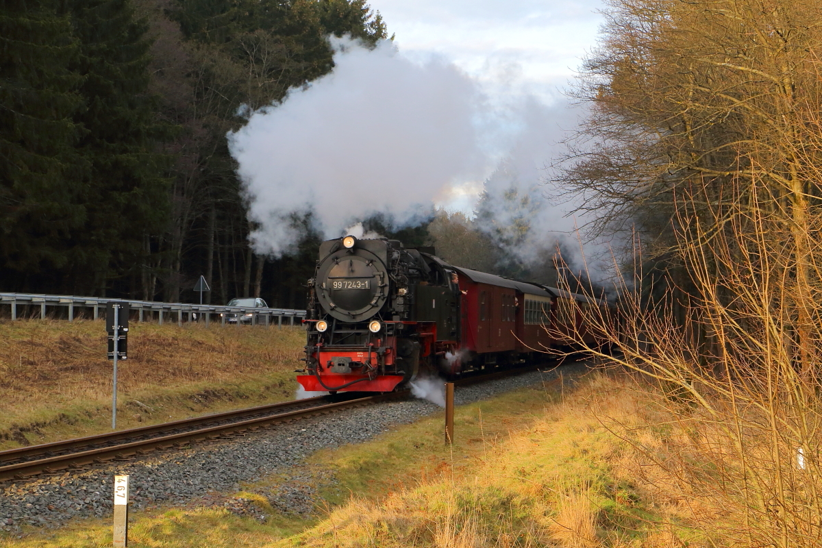 99 7243 mit P8937 (Wernigerode-Brocken am 06.02.2016, kurz vor Erreichen des Bahnhofes Drei Annen Hohne. (Bild 1)