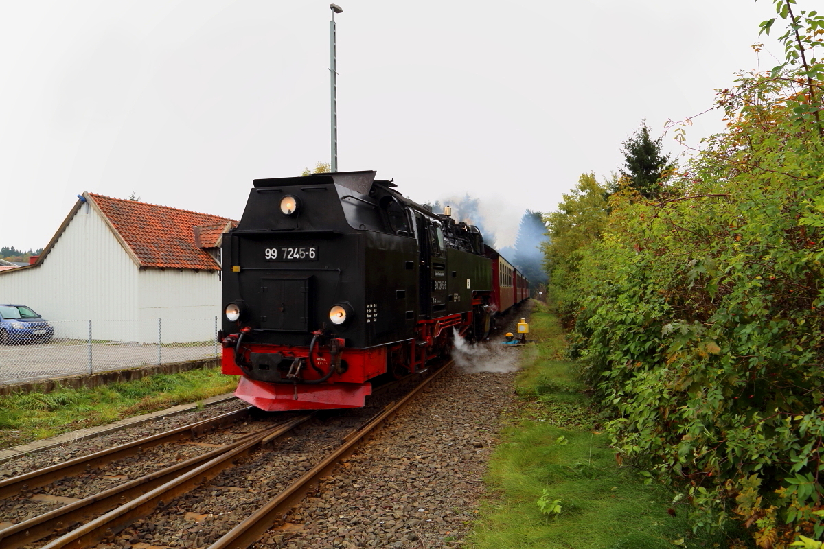 99 7245 mit P 8920 (Nordhausen Nord-Brocken) am 18.10.2015 kurz vor Einfahrt in den Bahnhof Benneckenstein. (Bild 2)