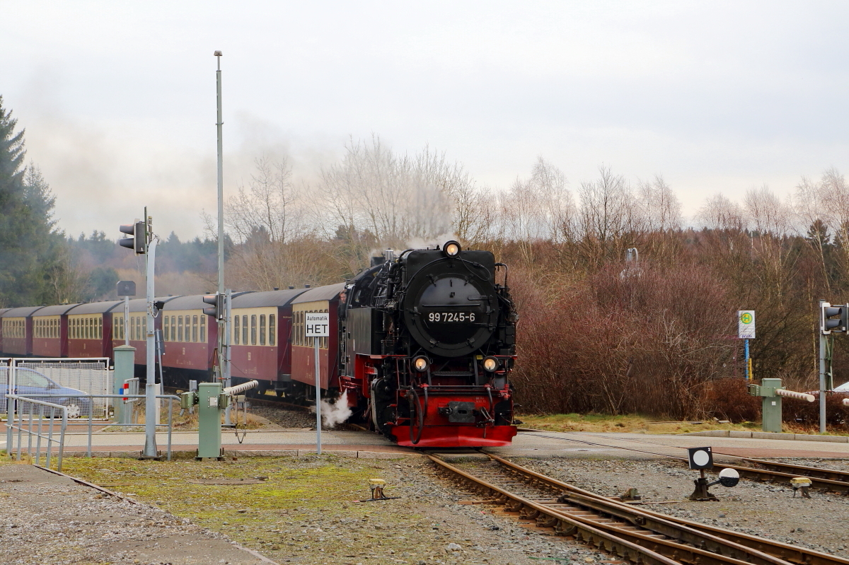 99 7245 mit P 8920 (Nordhausen Nord-Brocken) am 07.02.2016 bei der Einfahrt in den Bahnhof Benneckenstein. (Bild 1)