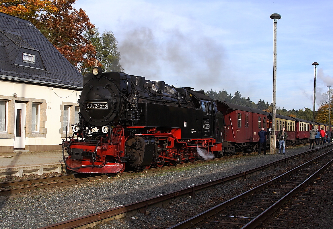 99 7245 mit P8929 vom Brocken und Fahrziel Nordhausen, am Nachmittag des 19.10.2013 bei der Einfahrt in den Bahnhof Elend.