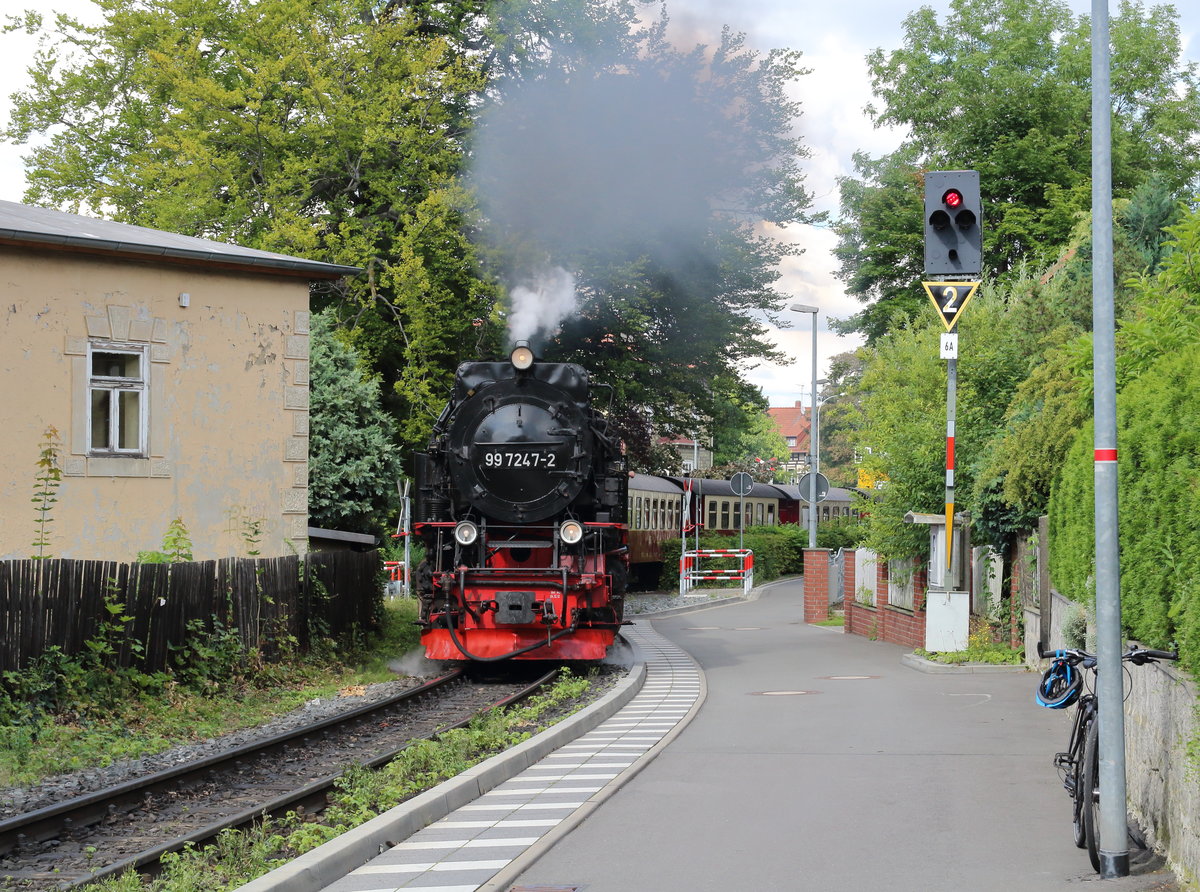 99 7247-2 hat mit dem P8939 (Wernigerode - Brocken) die Westerntorkreuzung passiert und begibt sich nun in die Steigung in Richtung Kirchstraße.

Wernigerode Westerntor, 06. August 2017