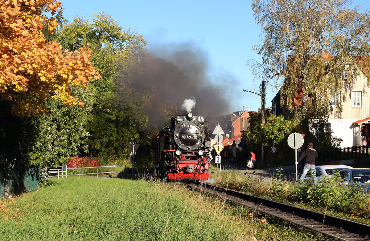 99 7247 fährt mit P8939 durch Wernigerode Hasserode.

Wernigerode Hasserode, 14. Oktober 2017