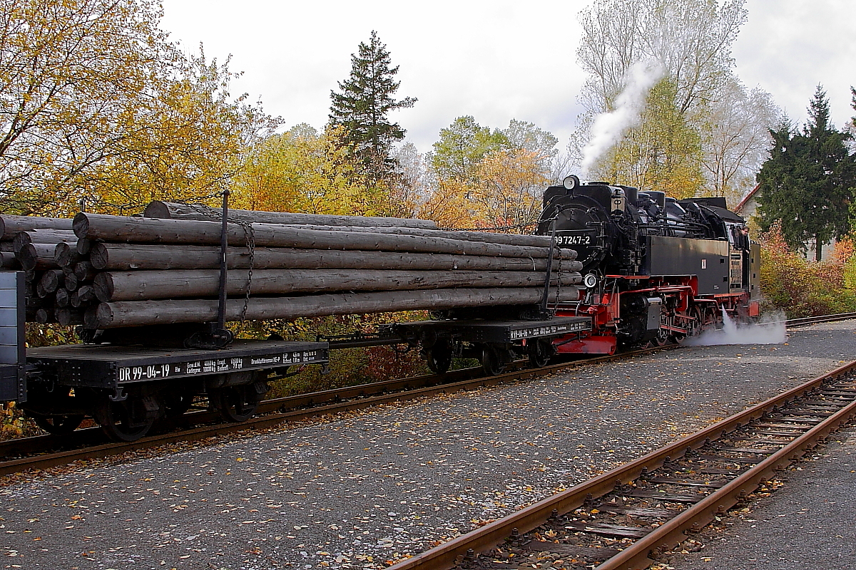 99 7247 mit einem Sonder-PmG der IG HSB am frühen Nachmittag des 20.10.2013, kurz nach der Einfahrt in den Bahnhof Stiege.