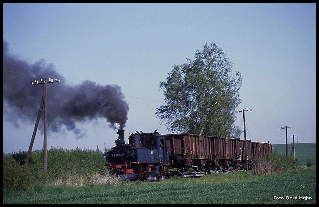 991564 ist am 3.5.1990 mit einem Leerpark Rollwagen Zug für den Kaolin Transport bei Nauendorf unterwegs in Richtung Mügeln.