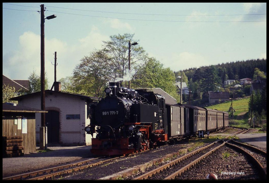 991771 fährt hier am 6.6.1991 um 8.45 Uhr mit einem Personenzug nach Oberwiesenthal in den Bahnhof Neudorf ein.