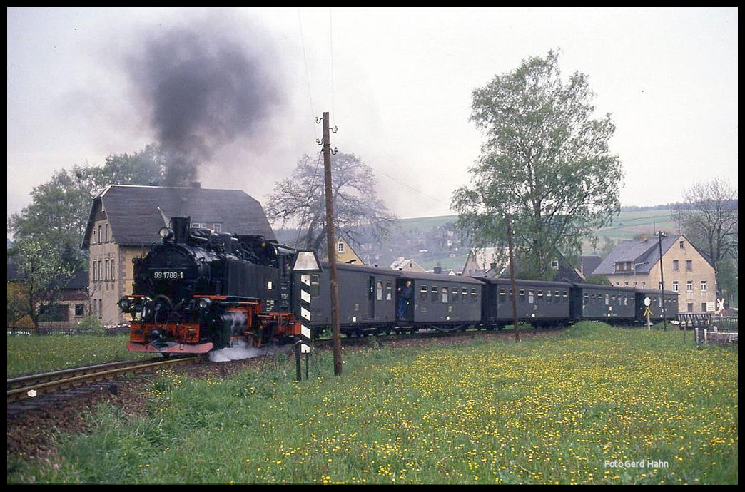 991788 fährt hier am 6.6.1991 mit einem Personenzug nach Oberwiesenthal in Neudorf aus.