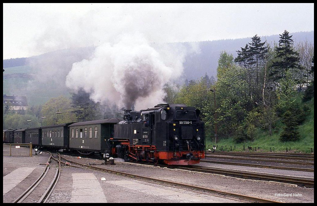 991788 fährt hier am 6.6.1991 mit einem Personenzug nach Cranzahl im Berg Bahnhof Oberwiesenthal ab.