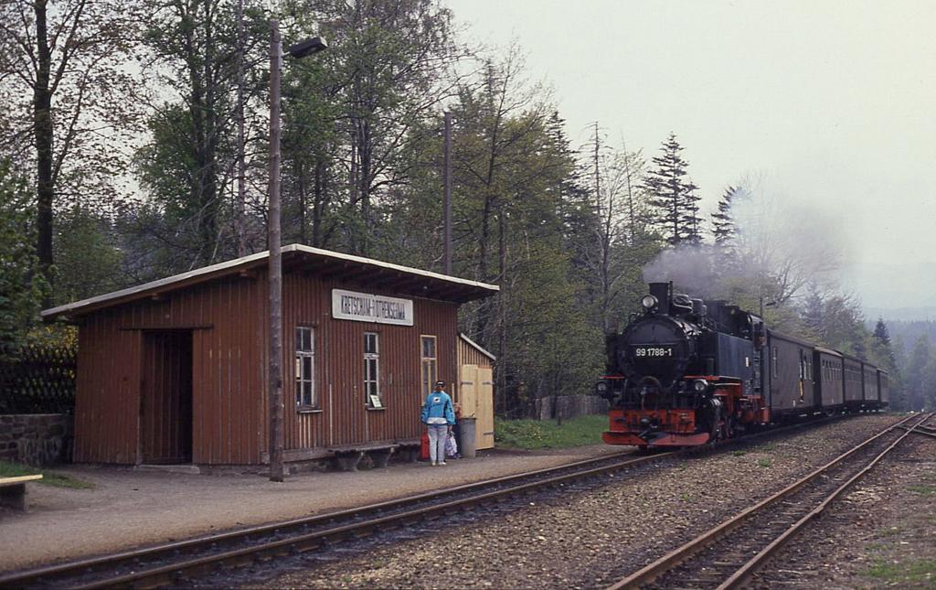 991788 fährt hier am 6.6.1991 um 12.48 Uhr mit dem Personenzug nach Oberwiesenthal in den Bahnhof Rotensehma ein.