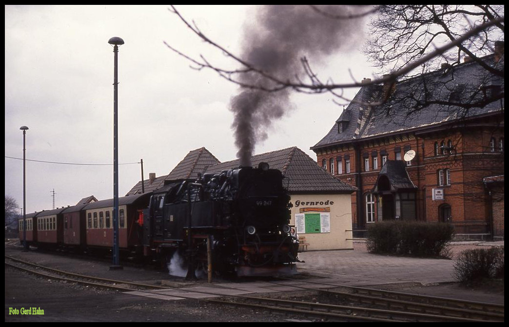 99247 steht hier am 21.3.1992 um 13.47 Uhr mit dem P 14465 nach Alexisbad abfahrbereit in Gernrode.