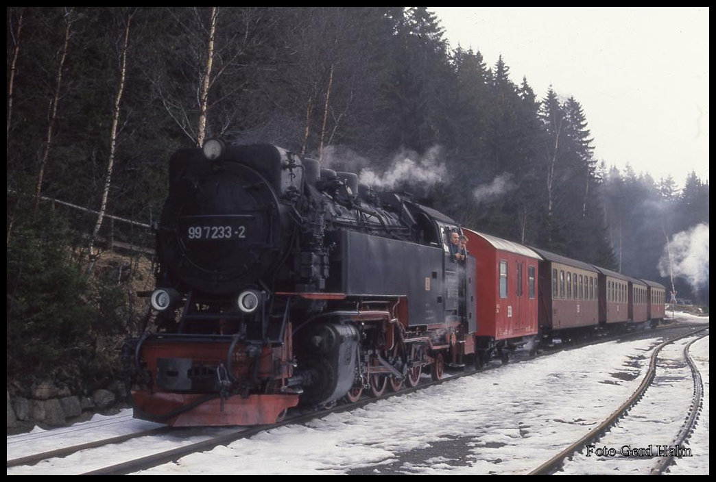 997233 mit kurzem Personenzug zum Brocken am 18.02.1993 im Bahnhof Schierke.