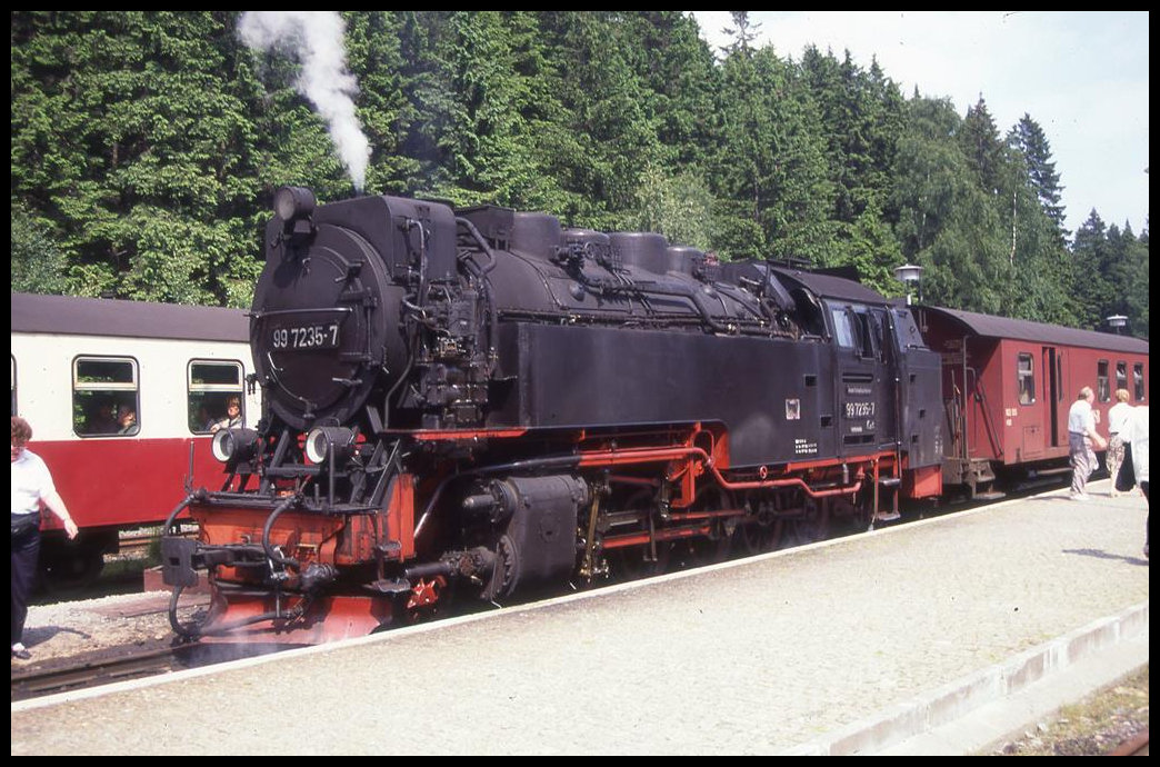 997235 steht mit einem Personenzug am 6.7.1995 abfahrbereit zum Brocken im Bahnhof Schierke.