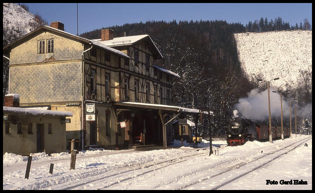 997238 erreicht am 3.2.1993 mit P 8903 um 13.17 Uhr aus Nordhausen kommend den Bahnhof Eisfelder Talmühle.