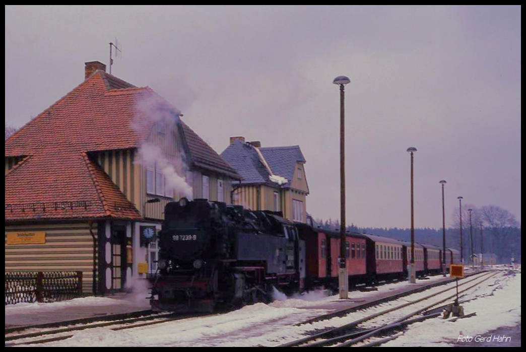 997239 hält hier am 6.3.1990 mit Zug 14445 aus Wernigerode im Bahnhof Elend.