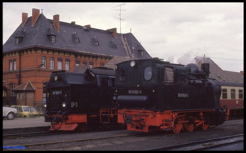 997240 rangiert hier am 21.3.1992 im Bahnhof Gernrode und trifft dabei auf die kalt dort abgestellte 996102 der HSB.