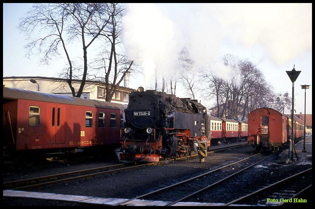 997246 ist mit einem Personenzug in Wernigerode angekommen und fährt hier am 10.12.1991 zur Bekohlung in das BW der HSB.