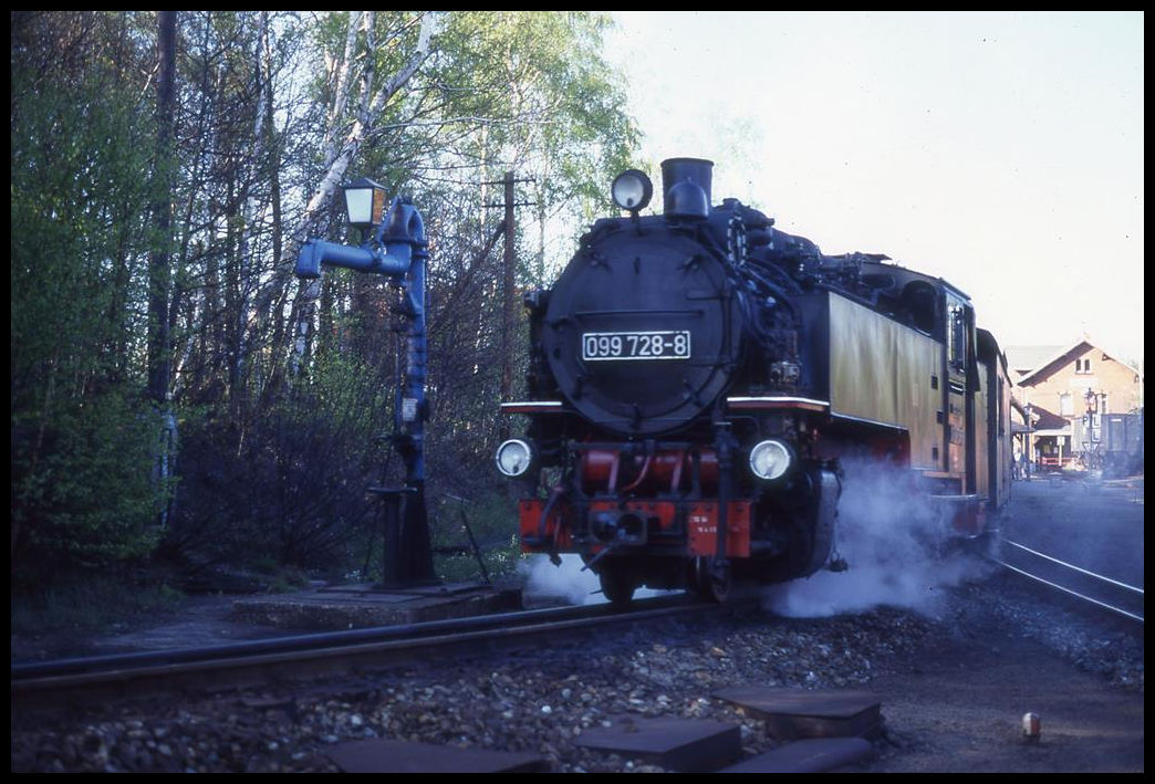 99728 fährt hier am 3.5.1995 mit einem Personenzug nach Johnsdorf in Bertsdorf ab.