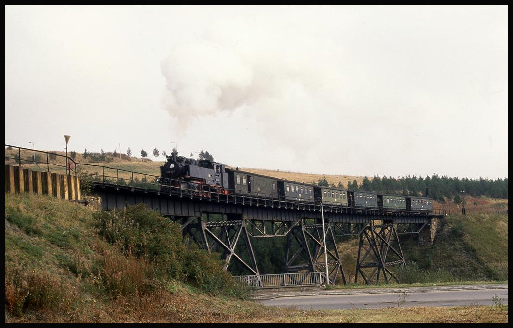 99740 ist hier am 8.10.1992 mit ihrem Personenzug aus Cranzahl in Oberwiesenthal auf dem Viadukt am Ortsrand des Ortes zu sehen.