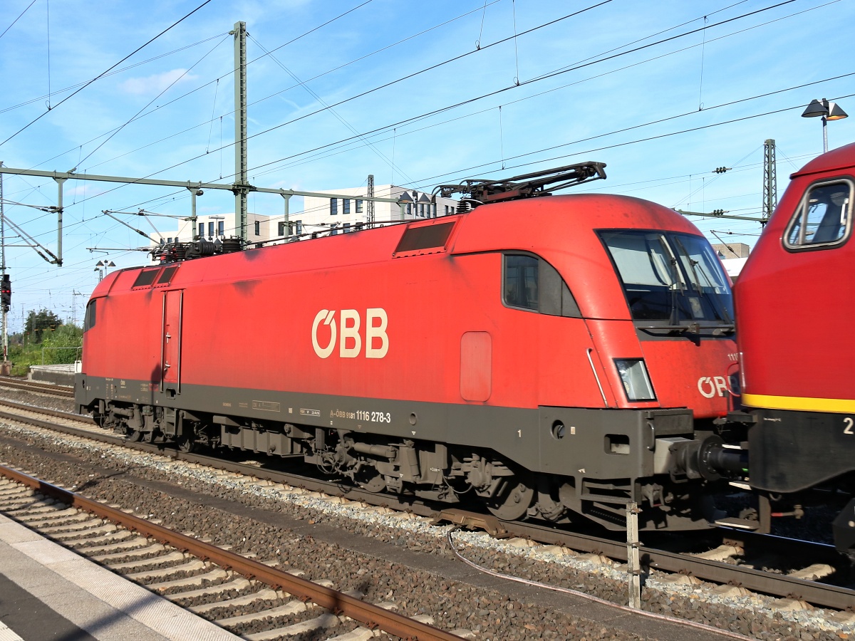 A-ÖBB 9181 1116 278-3<br>

in einem EBM LZ am 17.07.2016 Bielefeld Hbf Richtung Gütersloh durchfahrend:<Br>

Der komplette Verband hatte die Reihung:<br>
203 115-1 (NVR: 92 80 1203 115-1 D_EBM voraus<br>
91 80 6 140003-5 D-EBM<br>
92 80 1225 094-2 D-EBM<br>
A-ÖBB 9181 1116 278-3
<br>Weitere Bilder zum Thema Bahnfotografie gibt es auf meiner Site unter:<br> 
<a href= http://www.ralf-bueker.de/Ralf's Eisenbahnbilder.htm target= _blank >Ralf's Eisenbahnbilder