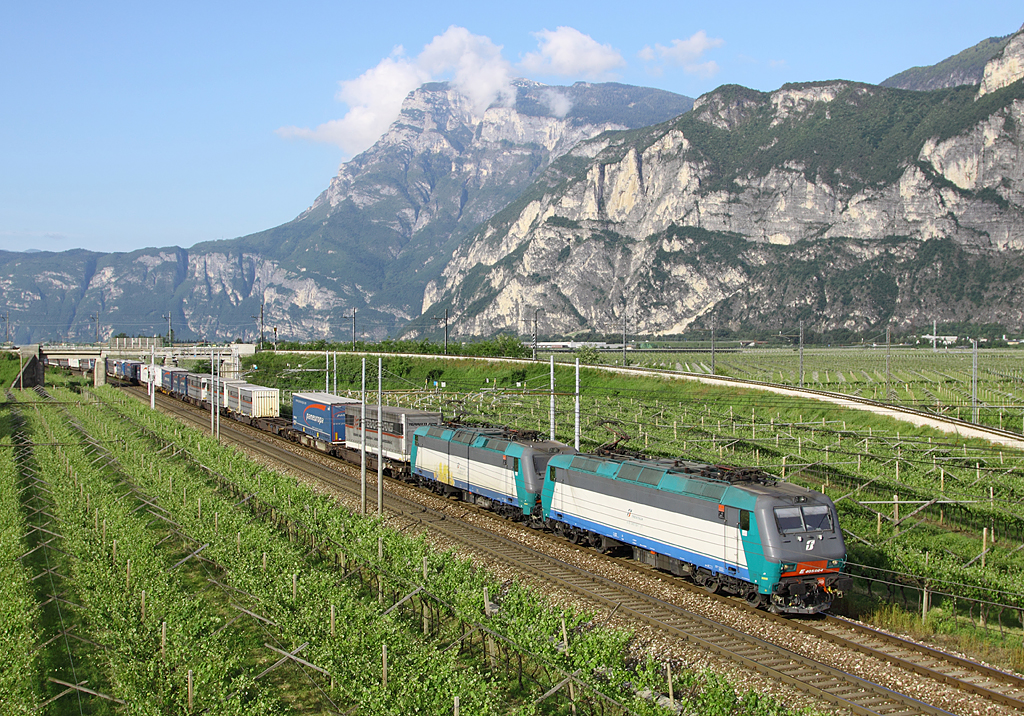 A pair of E.405 locomotives approache San Michele all'Adige whilst working Ia northbound freight train (believed to be TEC43136), 22 May 2013. The leading locomotive is E.405 024