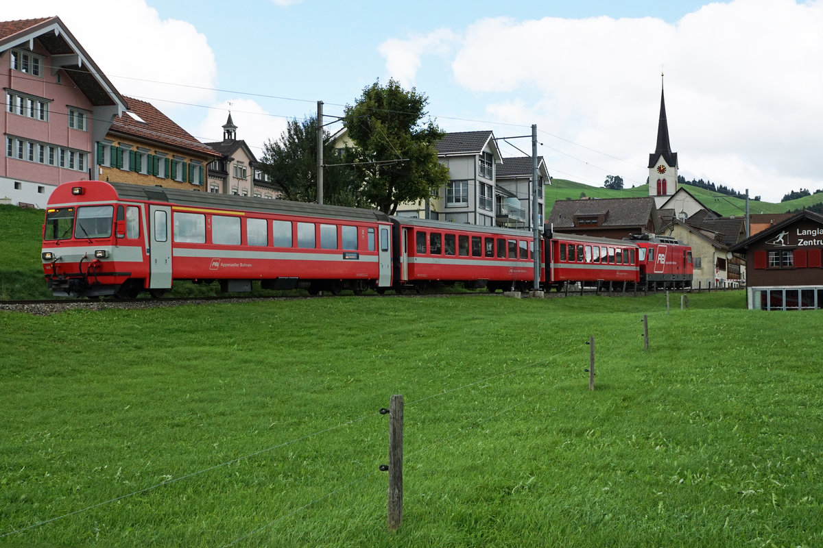 AB: Bahnidylle Streckenabschnitt Urnäsch - Gonten der Appenzeller Bahnen vom 15. September 2015.
Eine mit der Lok bespannte S 23 bei Gonten.
Foto: Walter Ruetsch  