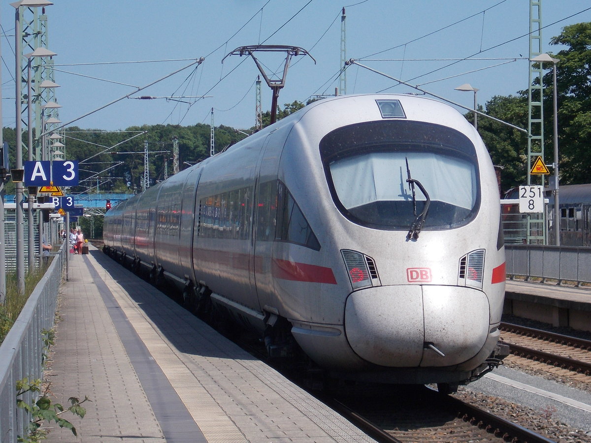 Ab Bergen/Rügen wird nur am Samstag eine direkte ICE Verbindung nach Frankfurt/Main Hbf eingesetzt.Am 26.Mai 2018 fotografierte ich den 411 051 nachdem dieser als Leerpark von Stralsund in Bergen/Rügen eingetroffen war.