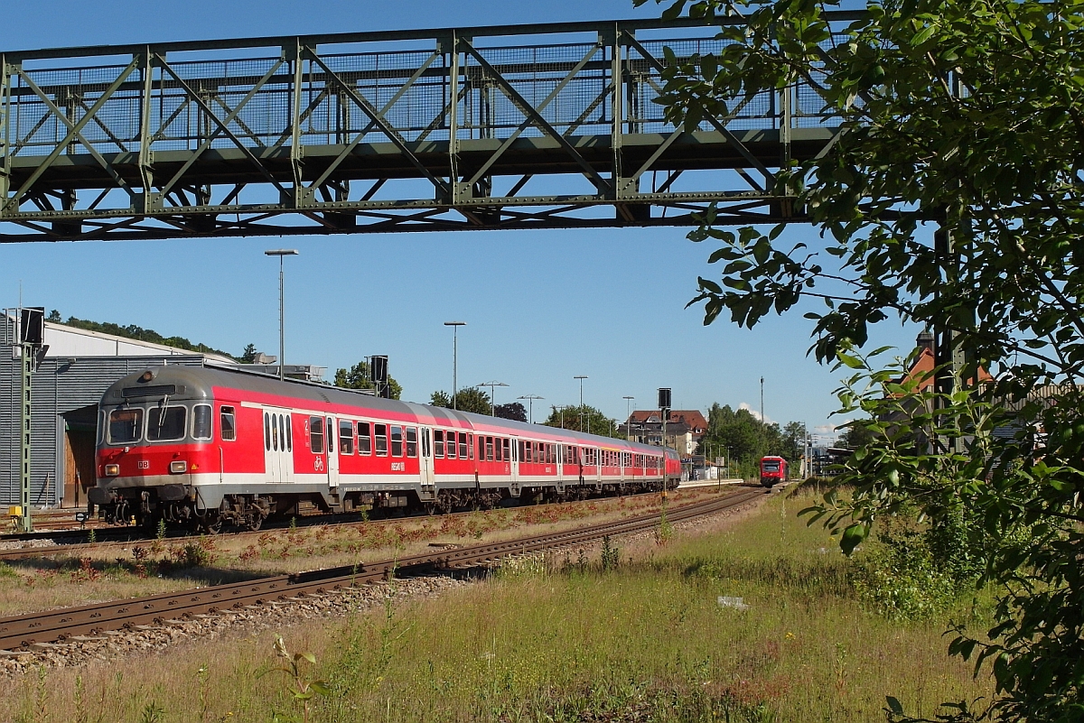 Ab Dezember 2016 auf der Sdbahn nicht mehr zu sehen, ein n-Wagen-Zug. Auf der Fahrt von Lindau nach Ulm schiebt 218 456-2 am 22.06.2016 den IRE 4210 aus dem Bahnhof von Biberach (Ri). Ob die Fugngerberfhrung nach der Elektrifizierung der Sdbahn in dieser Form noch existieren wird, ist aktuell nicht bekannt.