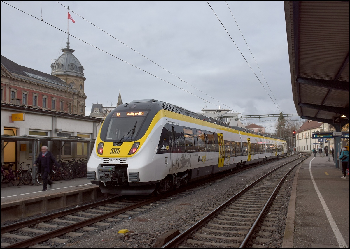 Ab sofort wird in Konstanz nicht nur von hundertausenden Schweizern gehamstert. Die DB hamstert auch, hier mit dem neuen gelb-weißen 3 442 207. Dieser Zug wird im übrigen in der Schweiz abgestellt, bis er wieder die Rückreise antritt. Er dürfte somit der erste Hamster sein, der  in die Schweiz fährt . Dezember 2017.