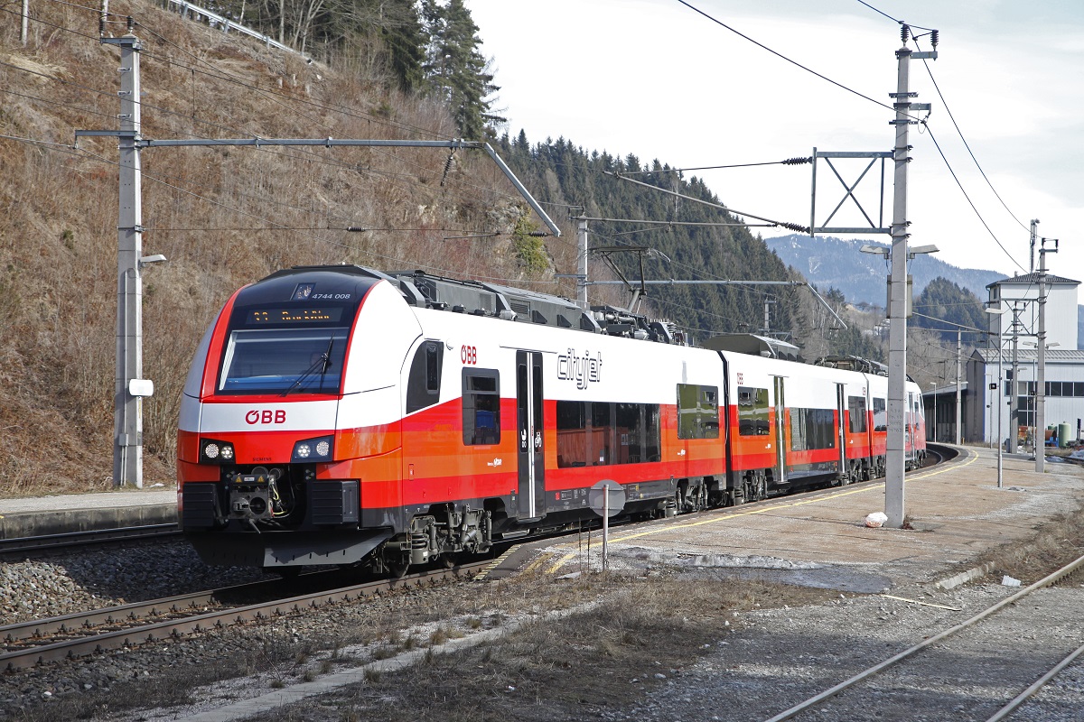Ab dieser Woche werden auch die neuen Cityjet der Reihe 4744 im Mürztal eingesetzt. Hier zu sehen der 4744 008 in Langenwang am 27.02.2017.