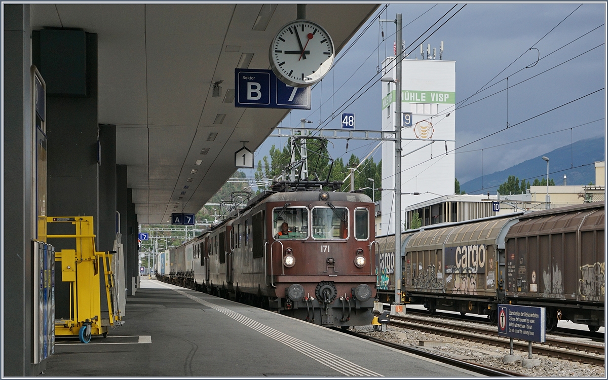 Abdrücken oder nicht, das war nicht die Frage doch schon eher: zeigen oder nicht? Das Bild der drei BLS Re 4/4 mit einem Transitgüerzug Richtung Süden welches ich beim eiligen Umsteigen in Visp an ungeschickter Stelle aufnahm, zeigt, für welche Wahl ich mich schlussendliche entschied...
31. Juli 2017