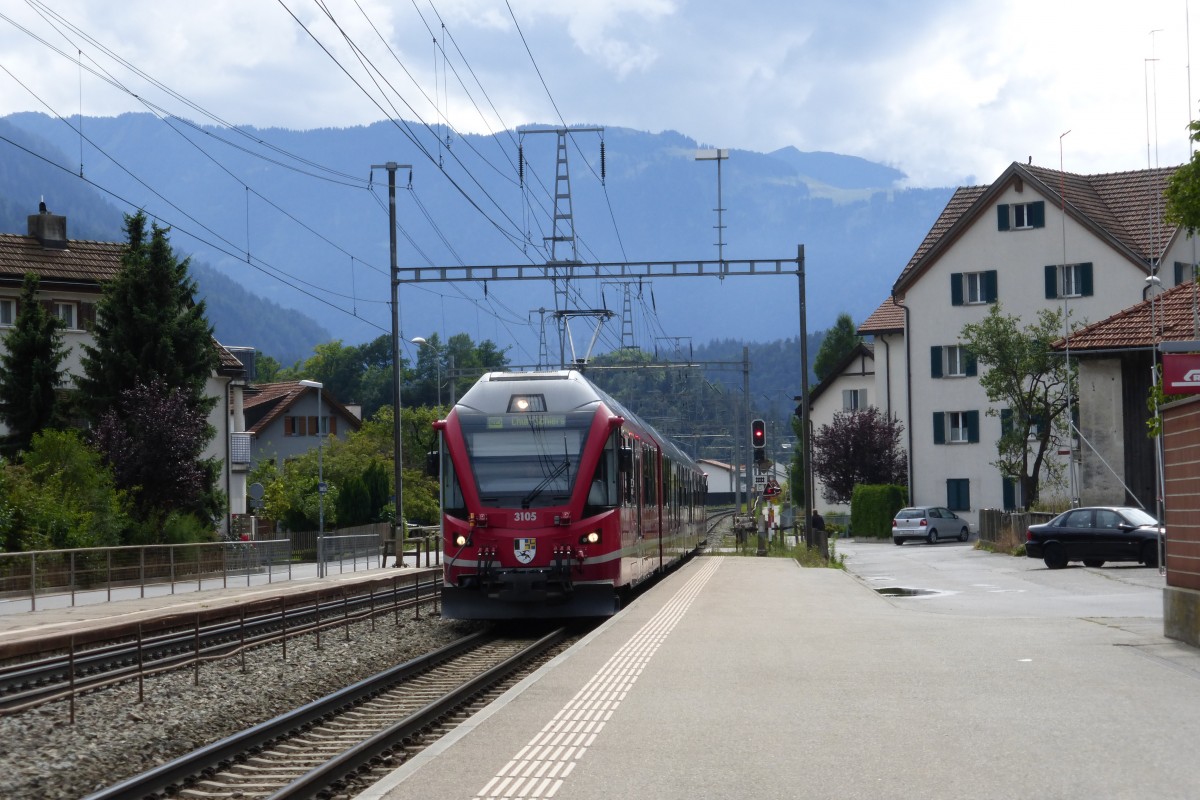 Abe 4/16 3105 als S1 Rhäzüns - Chur - Schiers am 1. August 2015 bei der Einfahrt in Domat Ems. 