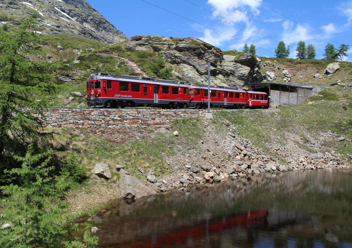 ABe 4/4 III 53  Tirano  und 51  Poschiavo  befinden sich als R1629 (St.Moritz - Tirano) oberhalp Alp Grüm am Ponzo del Drago.

Berninabahn, 13. Juni 2017