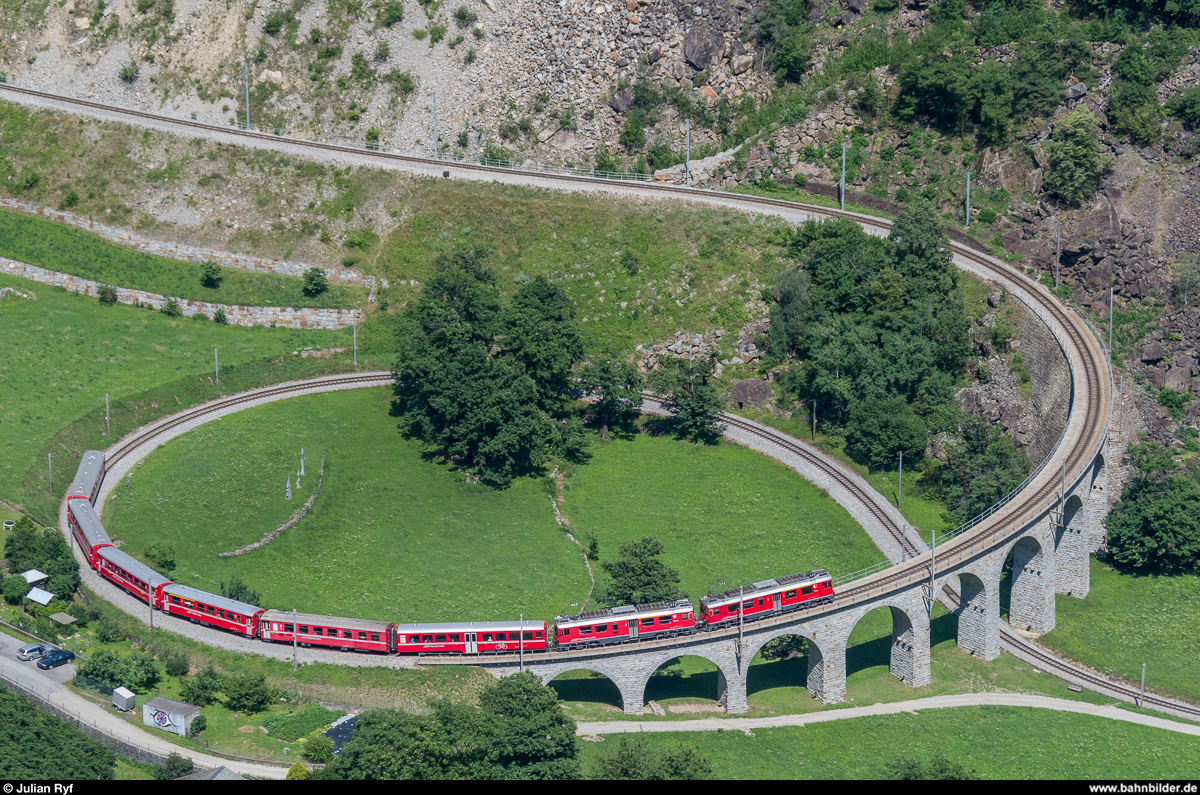 ABe 4/4 III 53  Tirano  und 52  Brusio  mit einem Regio von Tirano nach St. Moritz am 12. Juli 2017 im Kreisviadukt Brusio. (3/6)