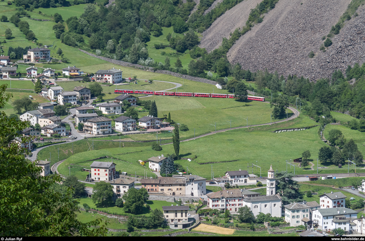 ABe 4/4 III 53  Tirano  und 52  Brusio  verlassen am 12. Juli 2017 Brusio in Richtung Miralago - Poschiavo - Pontresina - St. Moritz. (6/6)