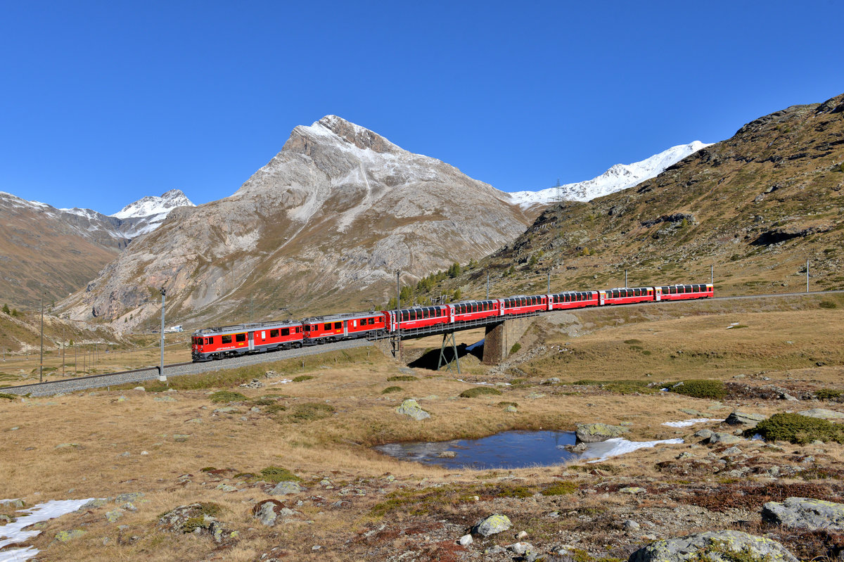ABe 4/4 III 56 + Abe 4/4 III 55 mit dem Bernina Express am 16.10.2016 bei Bernina Lagalb. 
