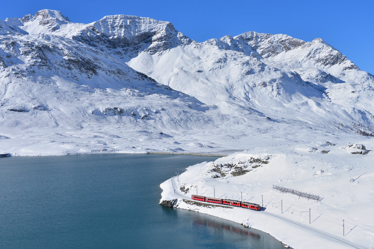 ABe 4/4 III 56 + ABe 4/4 III 53 mit einem R nach Tirano am 12.11.2016 bei Ospizio Bernina. 