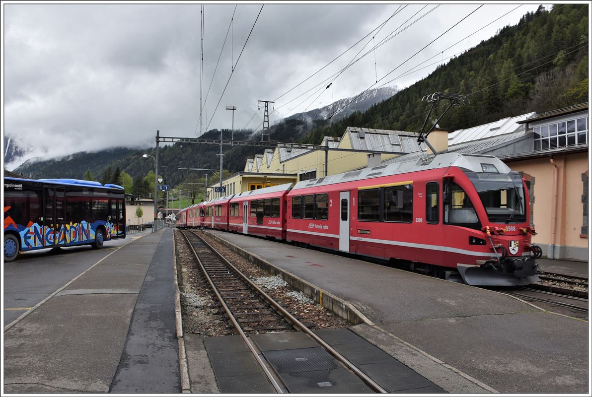 ABe 8/12 3507 und 3508 fahren als Bernina Express 953 nach Tirano. Wegen des Streckenunterbruchs kamen die Fahrgäste mit Bussen der Post und Stadtbus Chur von Pontresina nach Poschiavo. (27.04.2017)