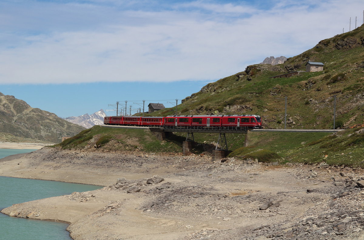 ABe 8/12 3507  Benedetg Fontana  hat als R1625 (St.Moritz - Tirano) den höchsten Bahnhof der RhB verlassen.

Ospizio Bernina, 13. Juni 2017