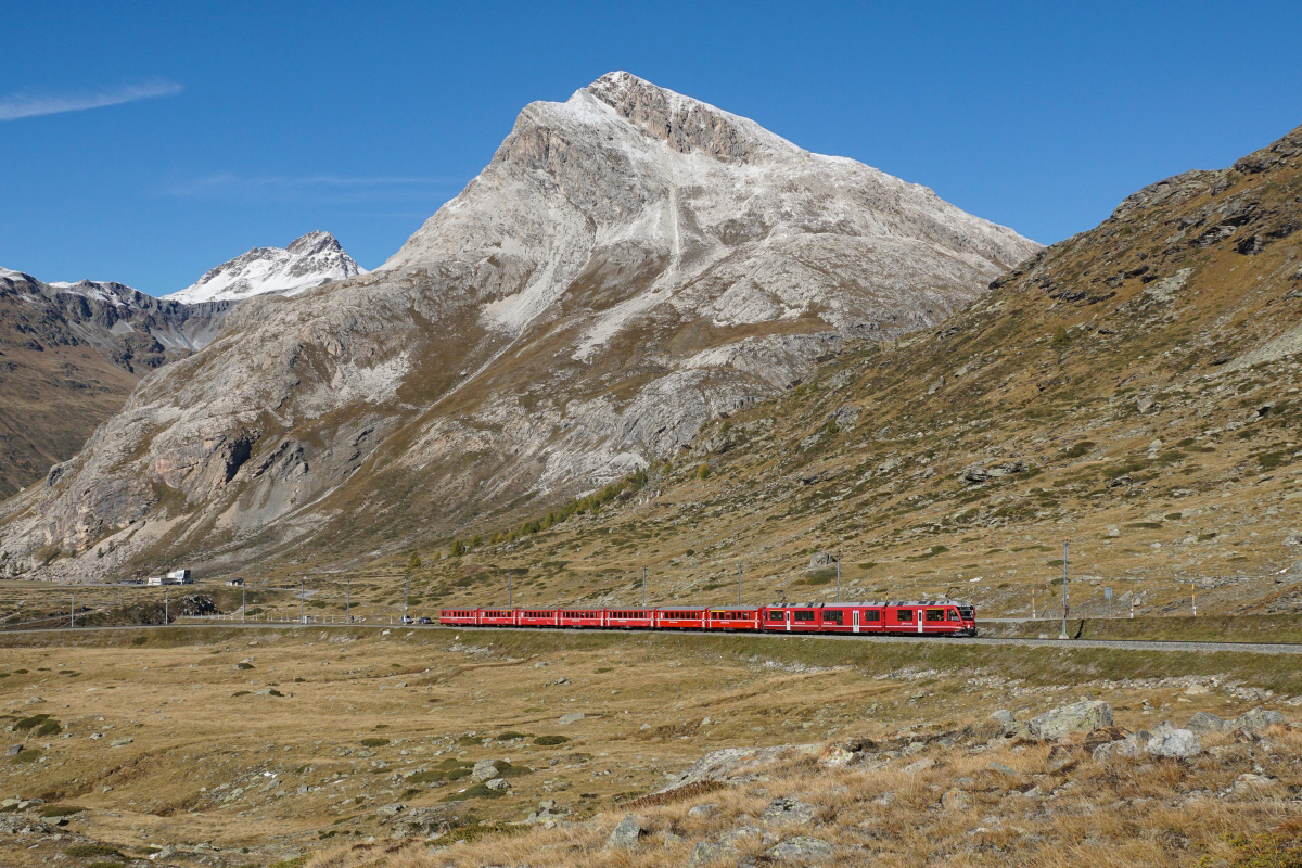 ABe 8/12 3508 befindet sich am 16.10.2016 mit dem Regio 1637 unterhalb Ospizio Bernina.