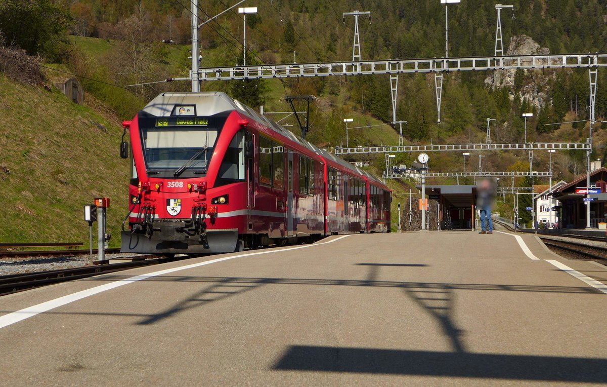 Abe 8/12 3508  Richard Coray  verlässt den Bahnhof Filisur als R 1840 (Filisur - Davos Platz). In Davos bekommt der  Allegra  dann weitere Wagen angehängt und fährt weiter als RE nach Landquart. 
Filisur, 05. Mai 2016