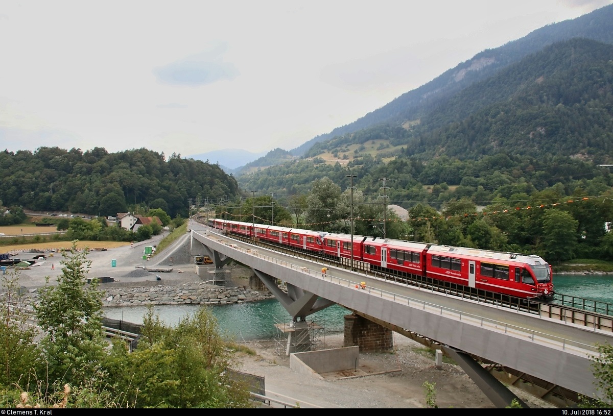 ABe 8/12 3510  Alberto Giacometti  (Stadler ALLEGRA) und AGZ mit Steuerwagen Ait 578 der Rhätischen Bahn (RhB) als RE 1752 von Disentis/Mustér (CH) nach Scuol-Tarasp (CH) befahren die Alte Hinterrheinbrücke beim Bahnhof Reichenau-Tamins (CH).
[10.7.2018 | 16:52 Uhr]