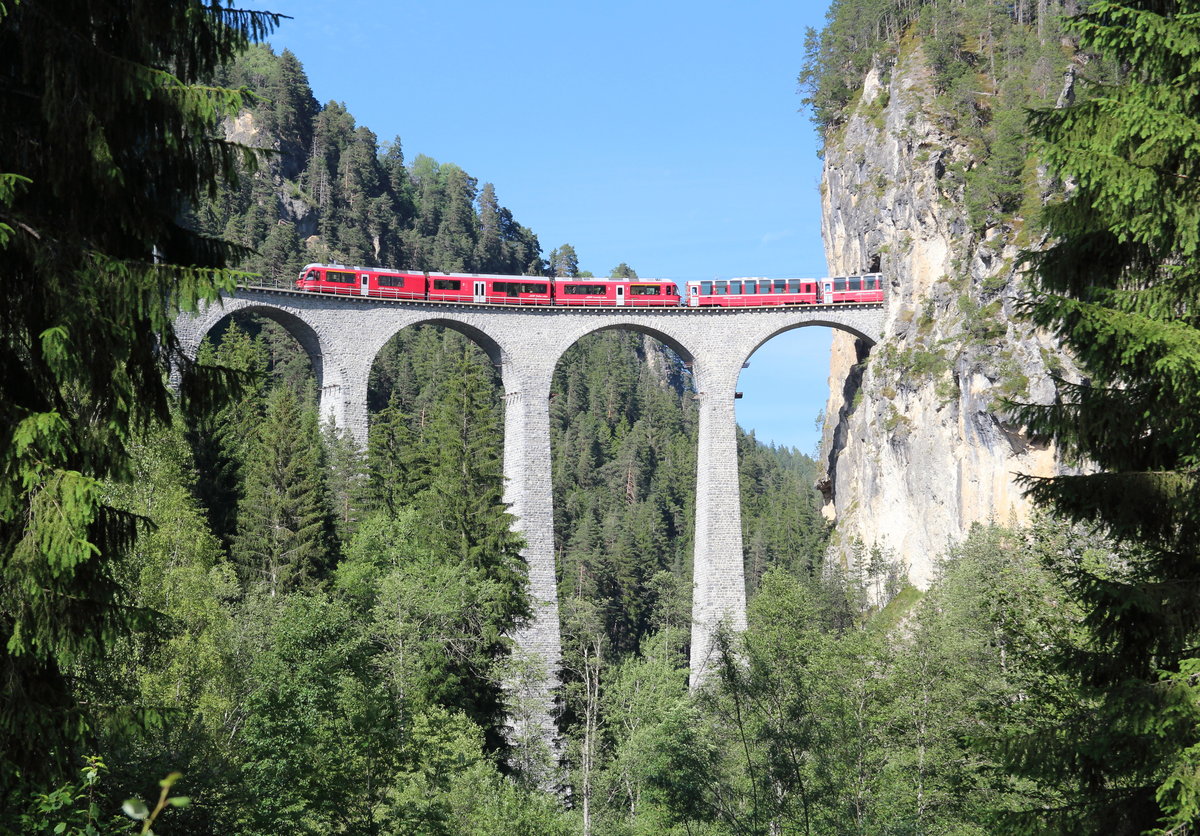 ABe 8/12 3511  Otto Barblan  befindet sich mit dem Bernina Express 950 (Tirano - Chur) auf dem Landwasserviadukt.

Landwasserviadukt, 13. Juni 2017