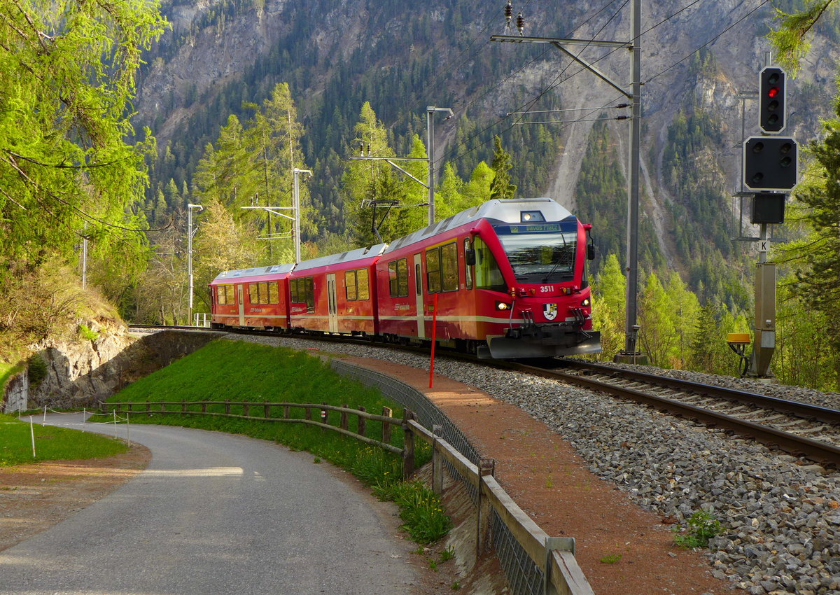 Abe  8/12 3511  Otto Barblan  ist kurz hinter dem Bahnhof Filisur unterwegs als R 1848 (Filisur - Davos Platz).
Filisur, 06. Mai 2016