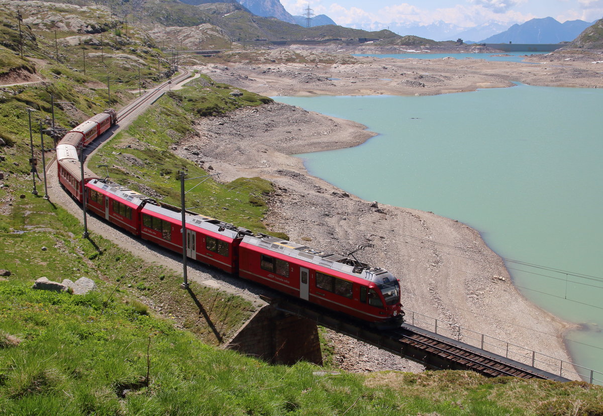 ABe 8/12 3514  Steivan Brunies  fährt als R1640 (Tirano - St.Moritz) über die  Am See Brücke  und wird gleich die Passhöhe erreichen.

Ospizio Bernina, 13. Juni 2017