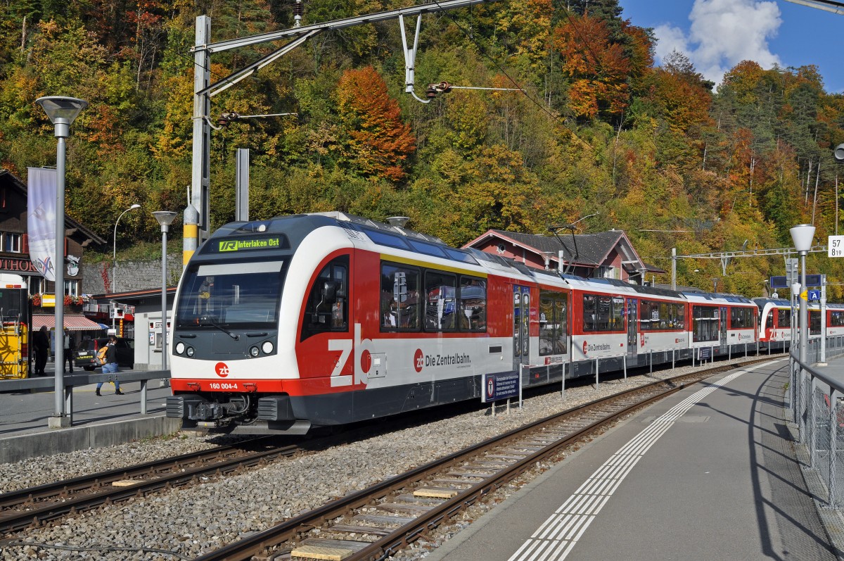 ABeh 160 004-4 verlässt den Bahnhof Brienz Richtung Interlaken Ost. Die Aufnahme stammt vom 09.10.2015.