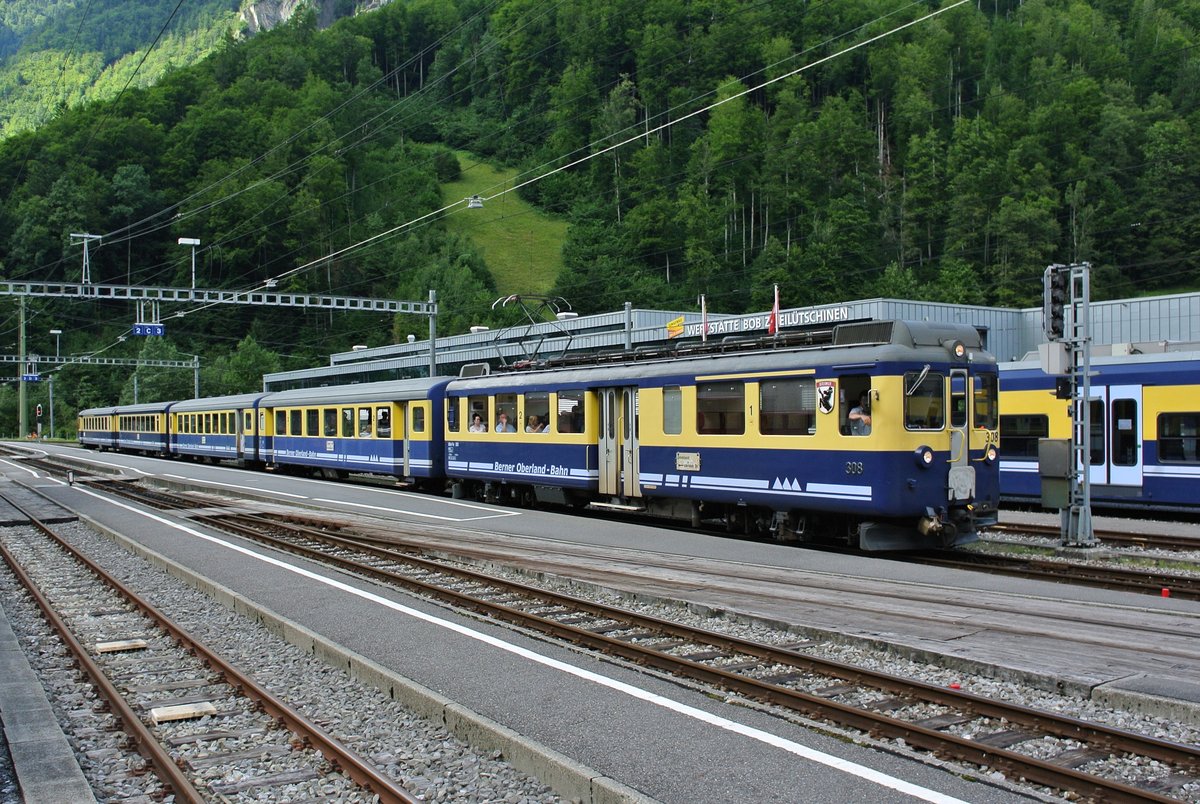ABeh 4/4 308 mit Regio nach Grindelwald in Zweiltschinen, 29.07.2017.